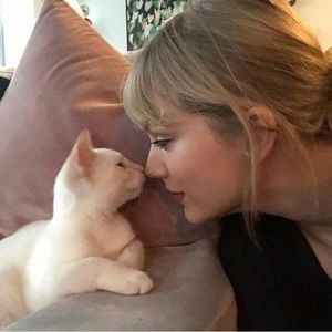 Meet your Posher, Cloe